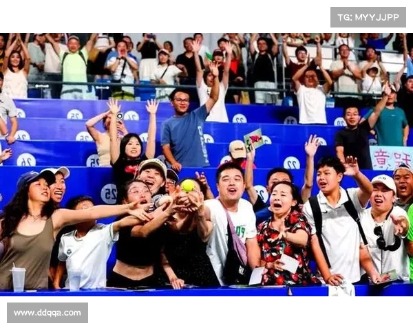 网球赛场观众热情聚焦现场氛围与赛事互动呈现精彩瞬间 网球赛场观众热情聚焦现场氛围与赛事互动呈现精彩瞬间